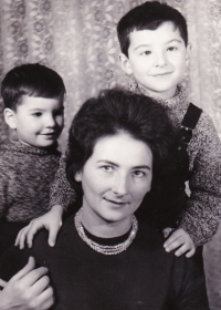 Eva Králiková so synmi Jurajom a Robertom, 60. roky.