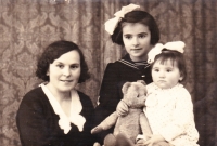 Eva so sestrou Violou a jednou z maminých sestier, začiatok 40. rokov.