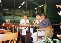 Setkání v Singapuru na letišti. S Ladislavem Slonkem sedí Bengt Eric Bengtsson, ředitel Mezinárodní lyžařské federace. Foceno 12. 6. 2000