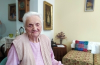 Růžena Petrášová při natáčení rozhovoru v reminiscenčním pokoji v Domově seniorů Františkov, březen 2022