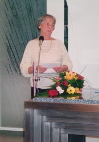 Eva Králiková na vernisáži k výstave svojich obrazov v roku 2007.