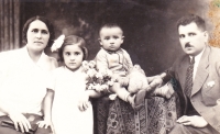 Eva Králiková ako dieťa so sestrou a krstnými rodičmi, koniec 30. rokov.