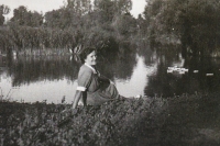Mama Gizella Bondorová v Dolných Salibách, 1943.