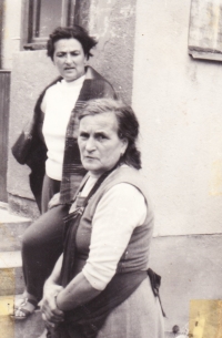 Mama a sestra Evy Králikovej, polovica 60. rokov.