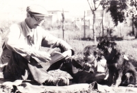Otec Alexander číta vnučke, začiatok 60. rokov.