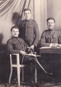 Alexander Tóth ako vojak (vpravo), polovica 20. rokov.