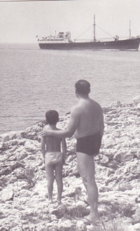 Prvý krát pri mori - Štefan Králik so synom pri Jadrane, 1965.