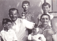 Rodičia Štefana Králika s vnúčatami, 60. roky.