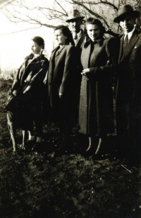 Rodina Tóthovcov so švagrom (vpravo) počas vojny v Dolných Salibách.