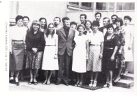 Učiteľský kolektív ĽŠU v Galante v školskom roku 1982/83. Eva Králiková druhá zľava.