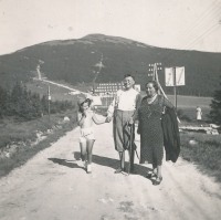 Sonja, František a Olga Löwitovi v Krkonoších, 1932