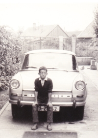 Syn Juraj s prvým rodinným autom, 60. roky.