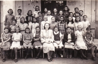 Triedna fotografia Evy Tóthovej (horný rad, druhá zľava), 1947.