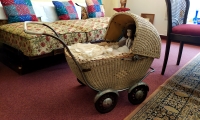Proutěný kočárek v reminiscenčním pokoji Domova seniorů Františkov, který připomněl pamětnici, že podobný kočárek koupila v Českých Budějovicích za války pro svoji dceru