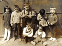 Jiří (tretí zľava) s bratrancami a sesternicami, približne v rokoch 1967 - 1968. 