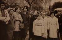 Ilja Stern (vlevo) s matkou (druhá zleva) na každoročním setkání  válečných vězenkyň ve Svatobořicích, 1975