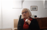 Dénes Judit 2023-ban, interjúkészités közben.