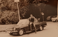 Ilja Stern se svým prvním automobilem, 1981