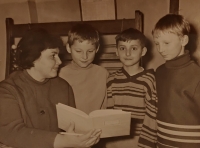 Ilja Stern (in striped shirt) as a primary school pupil