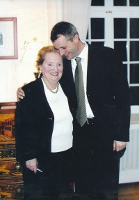 S bývalou ministryní zahraničí Spojených států amerických Madeleine Albrightovou, 2004