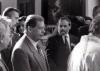 Stanislav Navrátil s Václavem Havlem / Bruntál / 1995.  Je vpravo od prezidenta