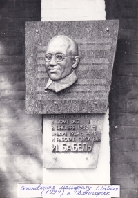 Installation of the memorial plaque to Isaac Babel, Sviatohirsk, 1994.