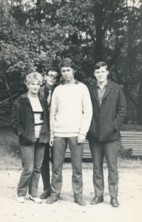 Josef Štágr se spolužáky z průmyslovky (druhý zleva), září 1967