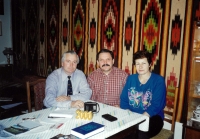 Василь Овсієнко (крайній зліва) записує спогади Мирослава Мариновича