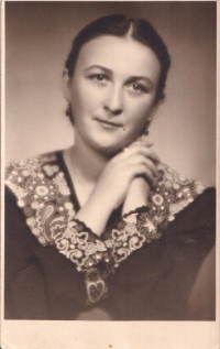 Danielina mamička Elena Faklová, rod. Maradíková na maturitnej fotke z roku 1944 v Prešove na Evanjelickom kolégiu