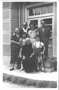 Rodina Istenesovcov okolo roku 1963 v Dvoroch nad Žitavou