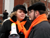 6 грудня 2004 року — Hi-tech марш в підтримку демократії в Києві, зліва направо:  Елліна Шнурко-Табакова, Валерій Пекар (Євроіндекс)