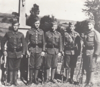 Otec pamětníka Štefan Škulavík starší vlevo, 1945