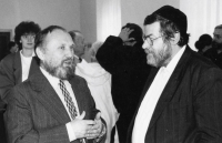 Vernisáž výstavy Karla Gutmanna v Orlické galerii v Rychnově nad Kněžnou, pamětník s vrchním zemským rabínem Karlem Sidonem, 1994