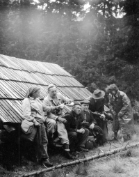Vlasta Ručková (úplně vlevo), Roháče na Slovensku, začátek 50. let