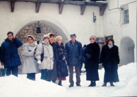 Учасники Міжнародного симпозіуму художнього текстилю «Екологічний ракурс» на екскурсії в музеї «Олеський замок» разом з генеральним директором Львівської національної галереї мистецтв Борисом Возницьким, 1998 р.