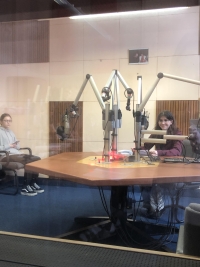 Žákovský tým při workshopu v Českém rozhlase