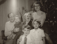 Jana Drahokoupilová s manželem a dětmi Martinou, Pavlem a Jiřím o Vánocích, 70. léta