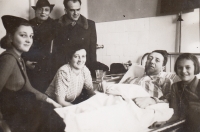 Štěpán Hovorka, vlevo Maria, u postele maminka a vpravo Lila