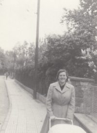 Ludmila Klinkovská s dcerou Evou v kočárku na Tyršově nábřeží ve Zlíně, 1952