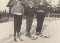 Ludmila Klinkovská s kamarádkami na horách (chata na Portáši), 1958