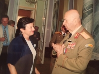 Eva Šothová s rumunskými veteránmi II. svetovej vojny, ktorí sa zúčastnili bojov na Slovensku na recepcii ambasády SR v Rumunsku