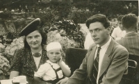 J. R. Tretera s maminkou a bratrem Sváťou, 1943, Praha