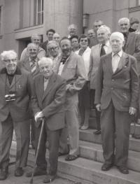 Strýc Stanislav Krtička s holí, cukrář, jemuž vzali cukrárnu v Hronově, 1962