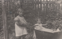 Maria a Lila Hovorkovy, před vilou ve Zlíně, asi 1930