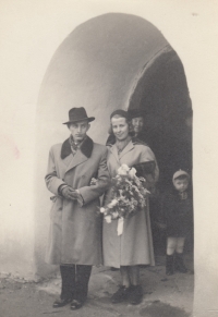 Svatba rodičů v kostelíku ve Slavoňově