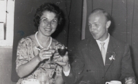 Milan Kopecký s manželkou Emílií na svatbě v Jablonci nad Nisou, 1966