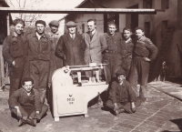 Otcova výrobna pil ve válečných letech