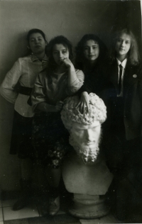 З подругами у РХСШ (Ярослава друга зліва), 1985

