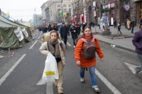 Ярослава Волненко-Небесна і Ганна Довбах (зліва направо) на Хрещатику 19 лютого 2014 р.