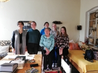 Tým žáků s Ingrid Augstenovou při nahrávání pro projekt Příběhy našich sousedů, 2023